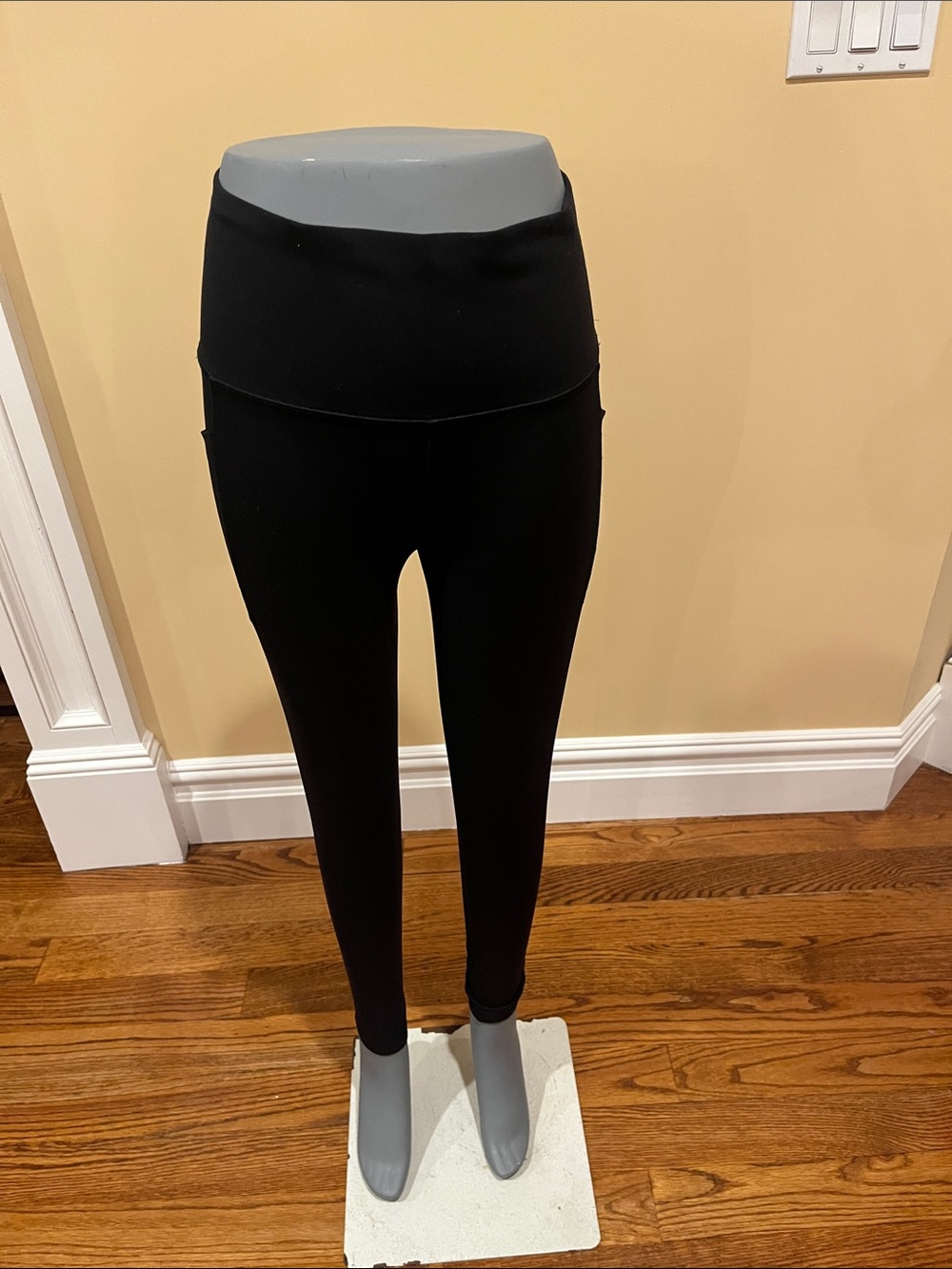 Athleta Black Salutation Stash Tight Leggings women size small P